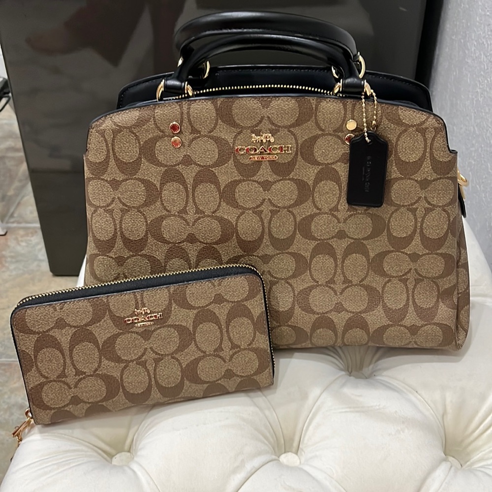 This is a used coach purse&wallet authentic bought new. In great condition!!